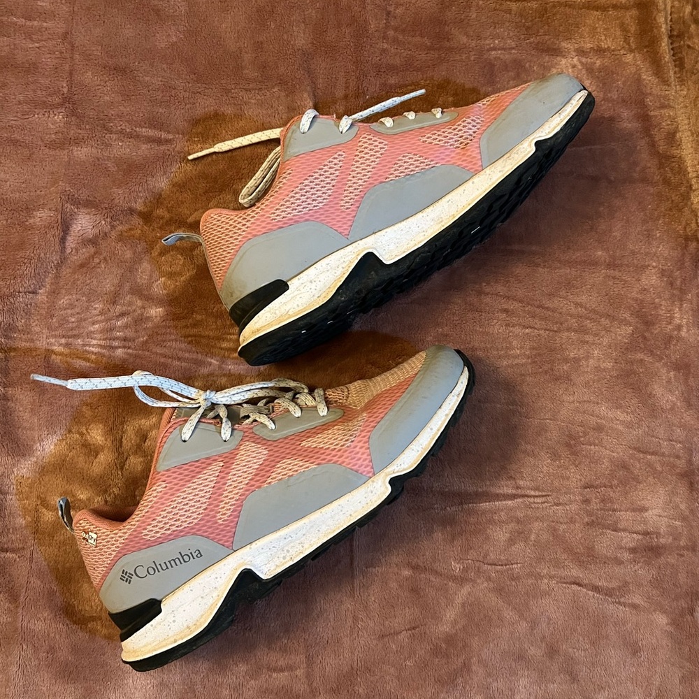 GUC Columbia Hiking Shoes - Picture 2 of 8
